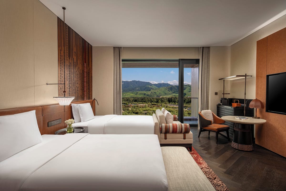 Phòng Tiêu chuẩn, 2 giường đôi (Grassland View) | Bộ đồ giường cao cấp, chăn bông, minibar với thức uống miễn phí