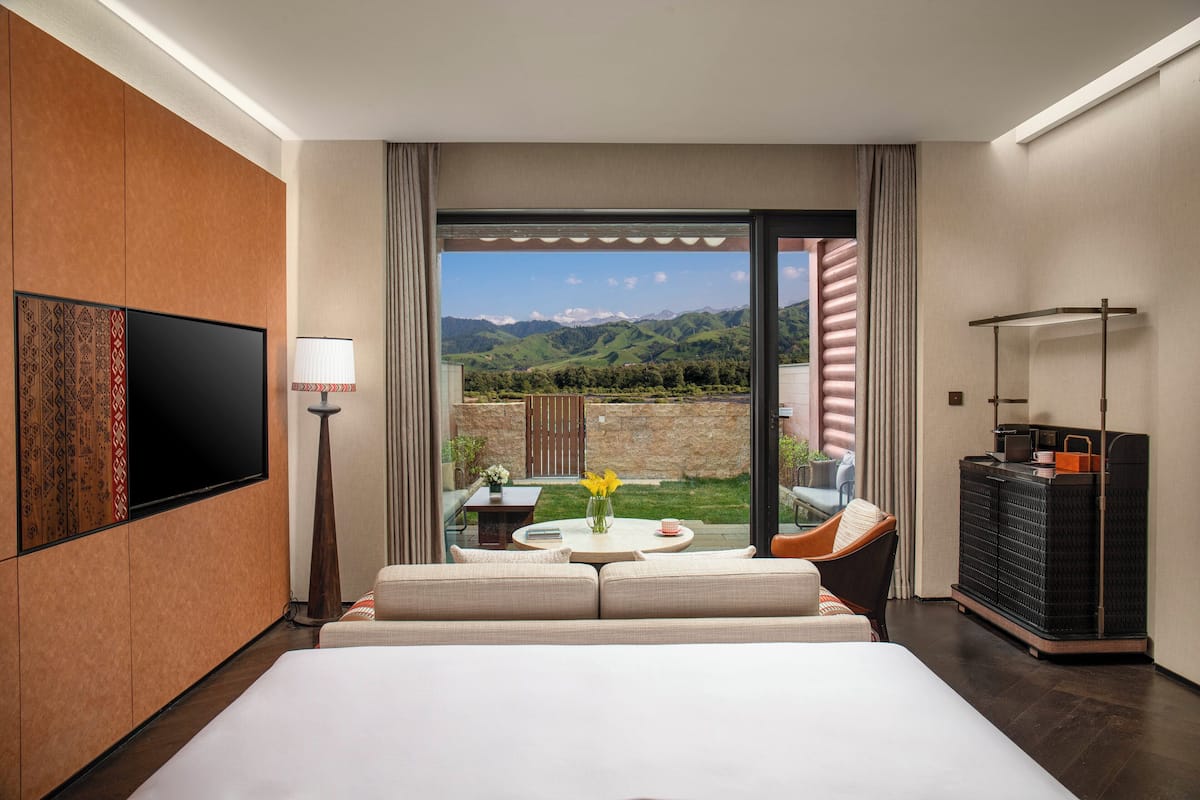 Phòng Tiêu chuẩn, 1 giường cỡ king, phù hợp cho người khuyết tật (Grassland Courtyard Access) | Bộ đồ giường cao cấp, chăn bông, minibar với thức uống miễn phí
