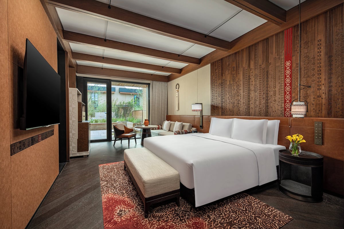 Phòng Tiêu chuẩn, 1 giường cỡ king, phù hợp cho người khuyết tật (Courtyard Access) | Bộ đồ giường cao cấp, chăn bông, minibar với thức uống miễn phí