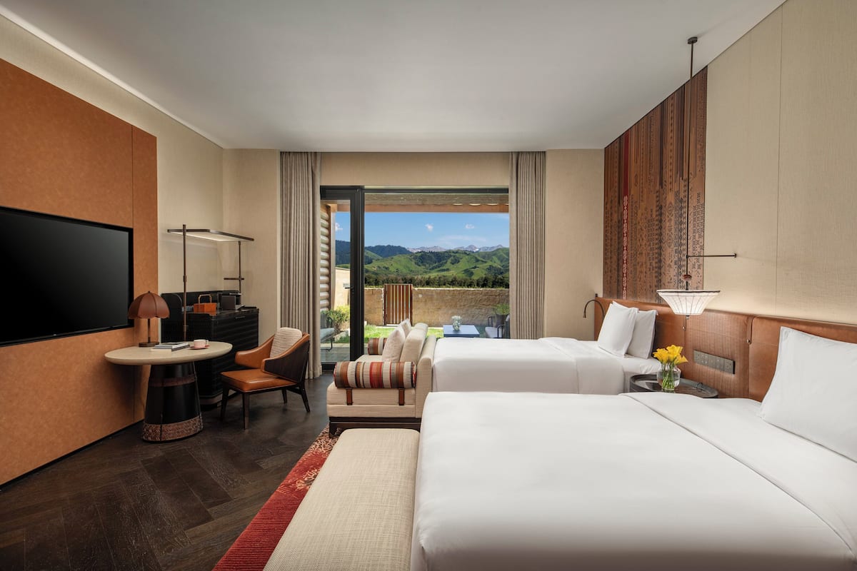 Phòng Tiêu chuẩn, 2 giường đôi, phù hợp cho người khuyết tật (Grassland Courtyard Access) | Bộ đồ giường cao cấp, chăn bông, minibar với thức uống miễn phí