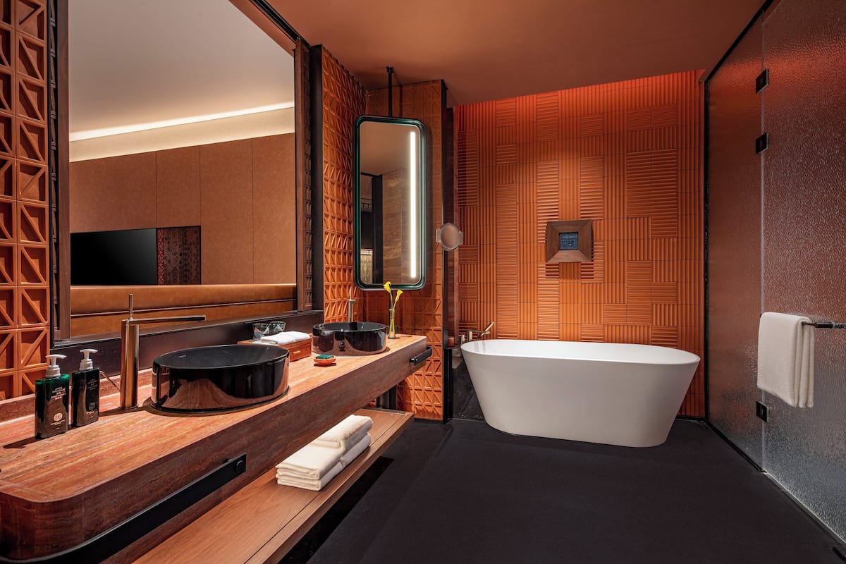 Chambre Standard, 1 très grand lit (Grassland View) | Salle de bain | Baignoire et douche séparées, pomme de douche hydromassante
