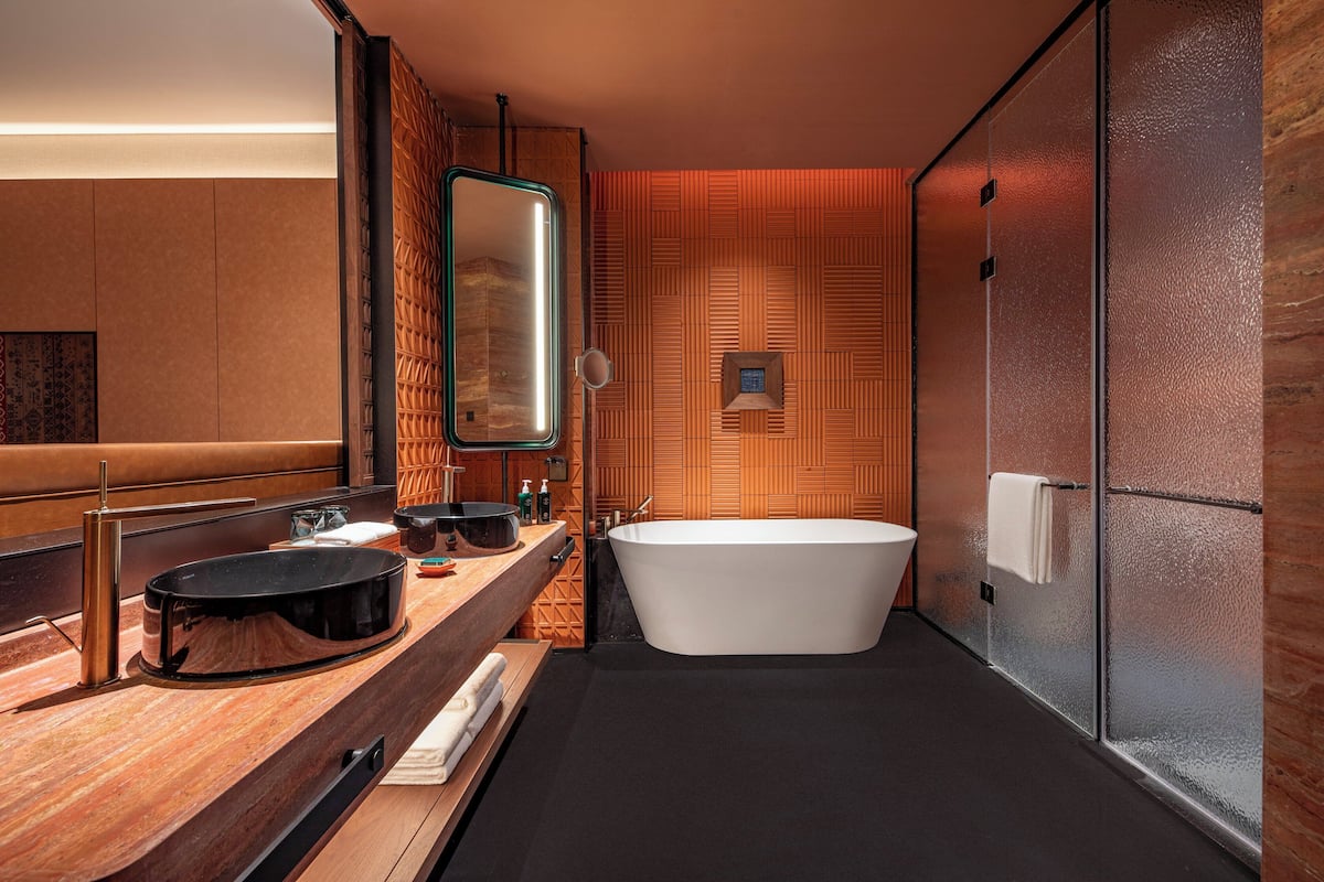 Separat badekar og dusj, dusjhode med hydromassaje og hårføner