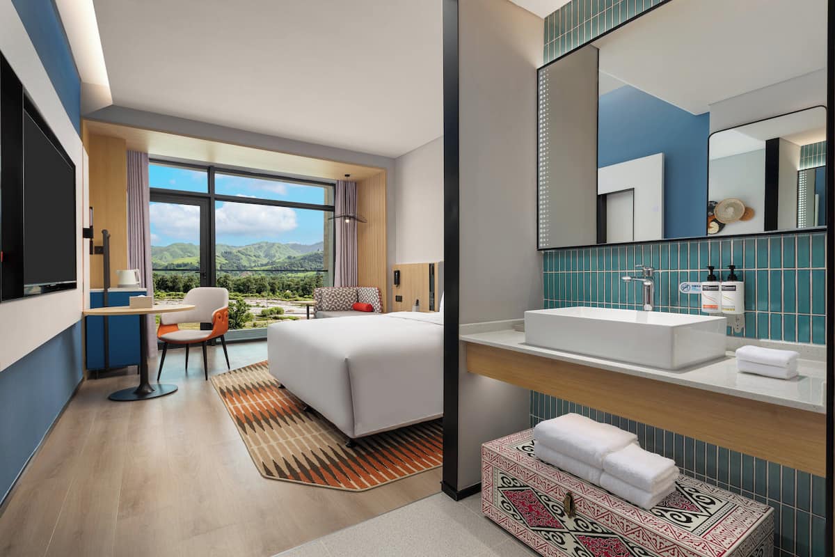 Standard Room, 1 King Bed, Balcony (Grassland View)