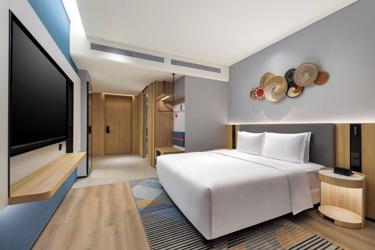 Standaard kamer, 1 kingsize bed, toegankelijk voor mindervaliden | Luxe beddengoed, donsdekens, een kluis op de kamer, een bureau
