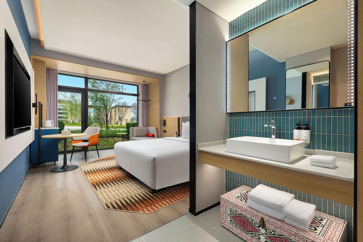 Premium bedding, down comforters, in-room safe, desk