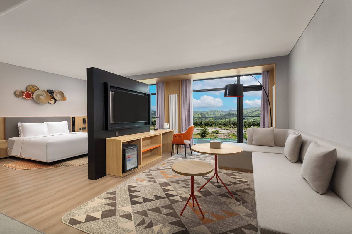 Suite, 1 kingsize bed, balkon (Grassland View) | Luxe beddengoed, donsdekens, een kluis op de kamer, een bureau