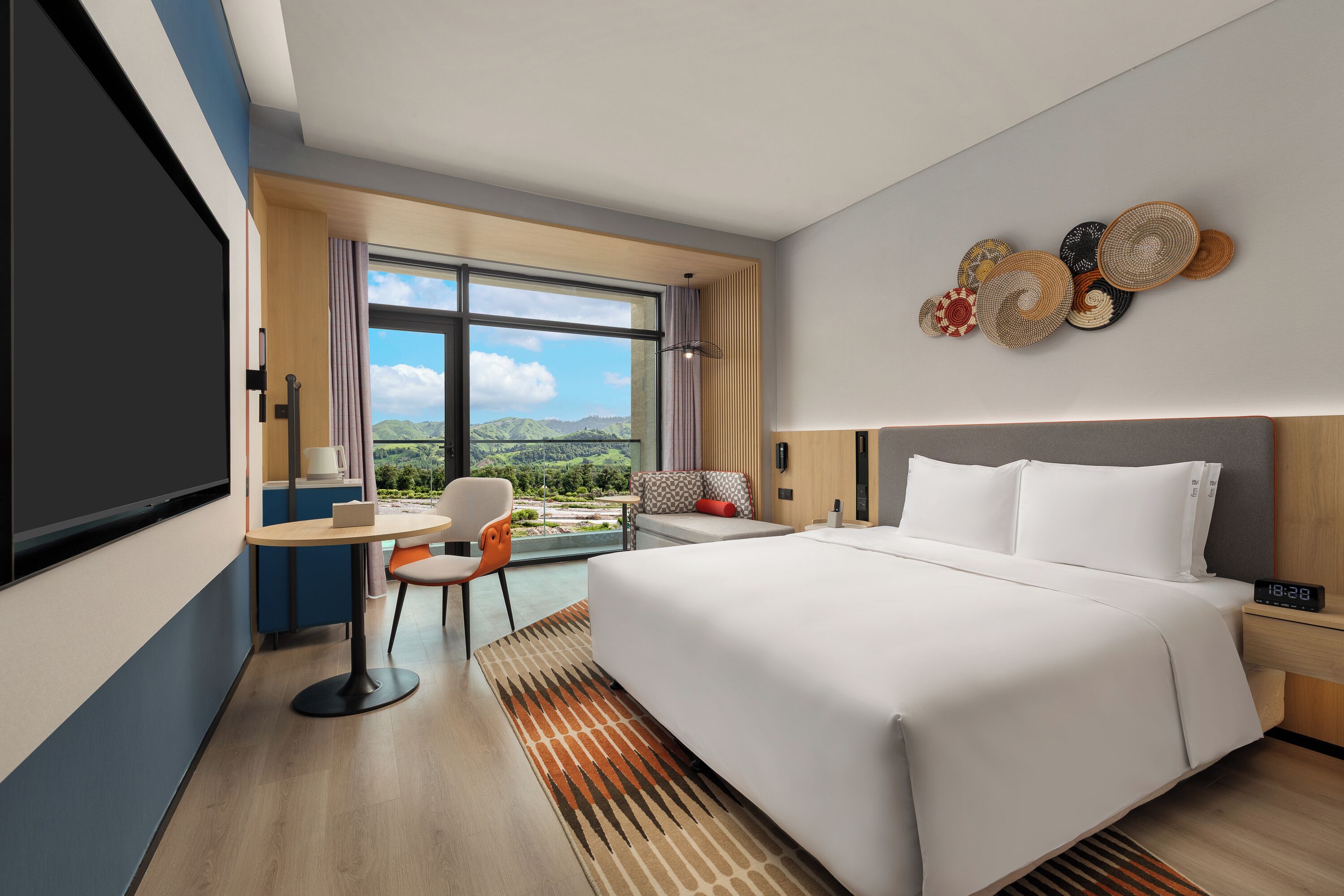 Habitación estándar, 1 cama King size, balcón (Grassland View) | Vista a la montaña