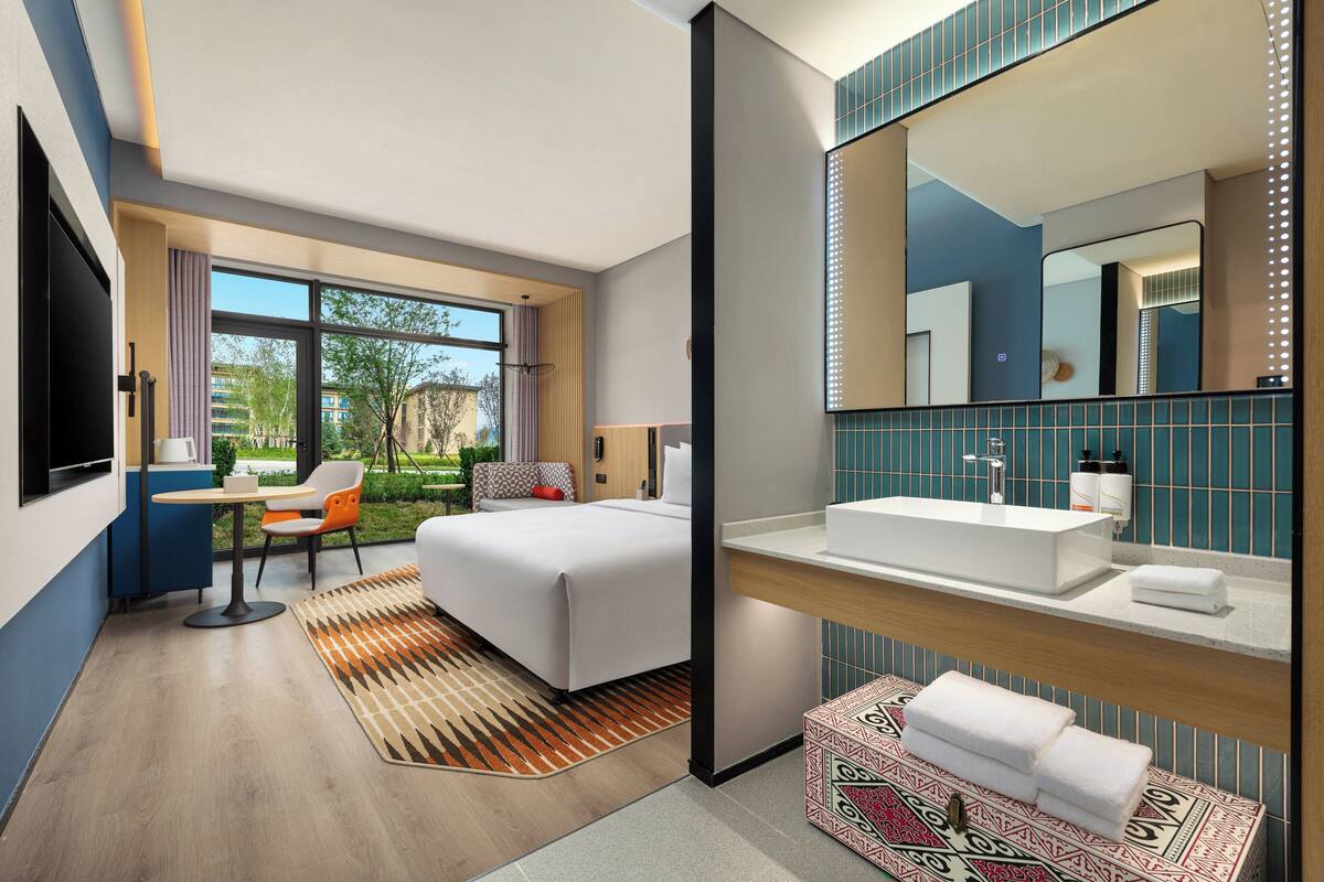 Luxe beddengoed, donsdekens, een kluis op de kamer, een bureau