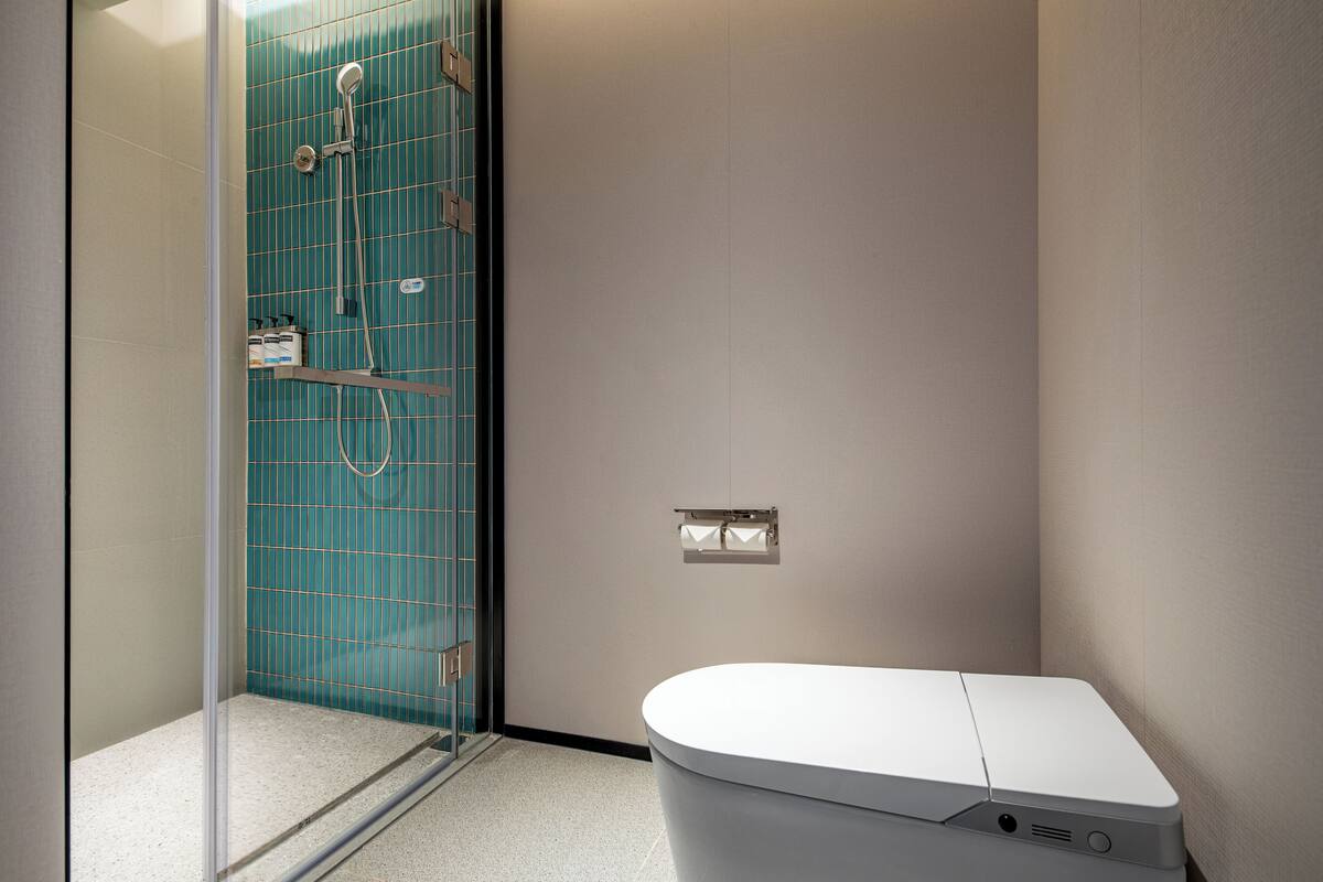 Shower, rainfall showerhead, free toiletries, hair dryer