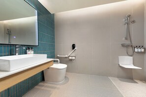 Standard Room, 1 King Bed, Accessible | Bathroom | Shower, rainfall showerhead, free toiletries, hair dryer