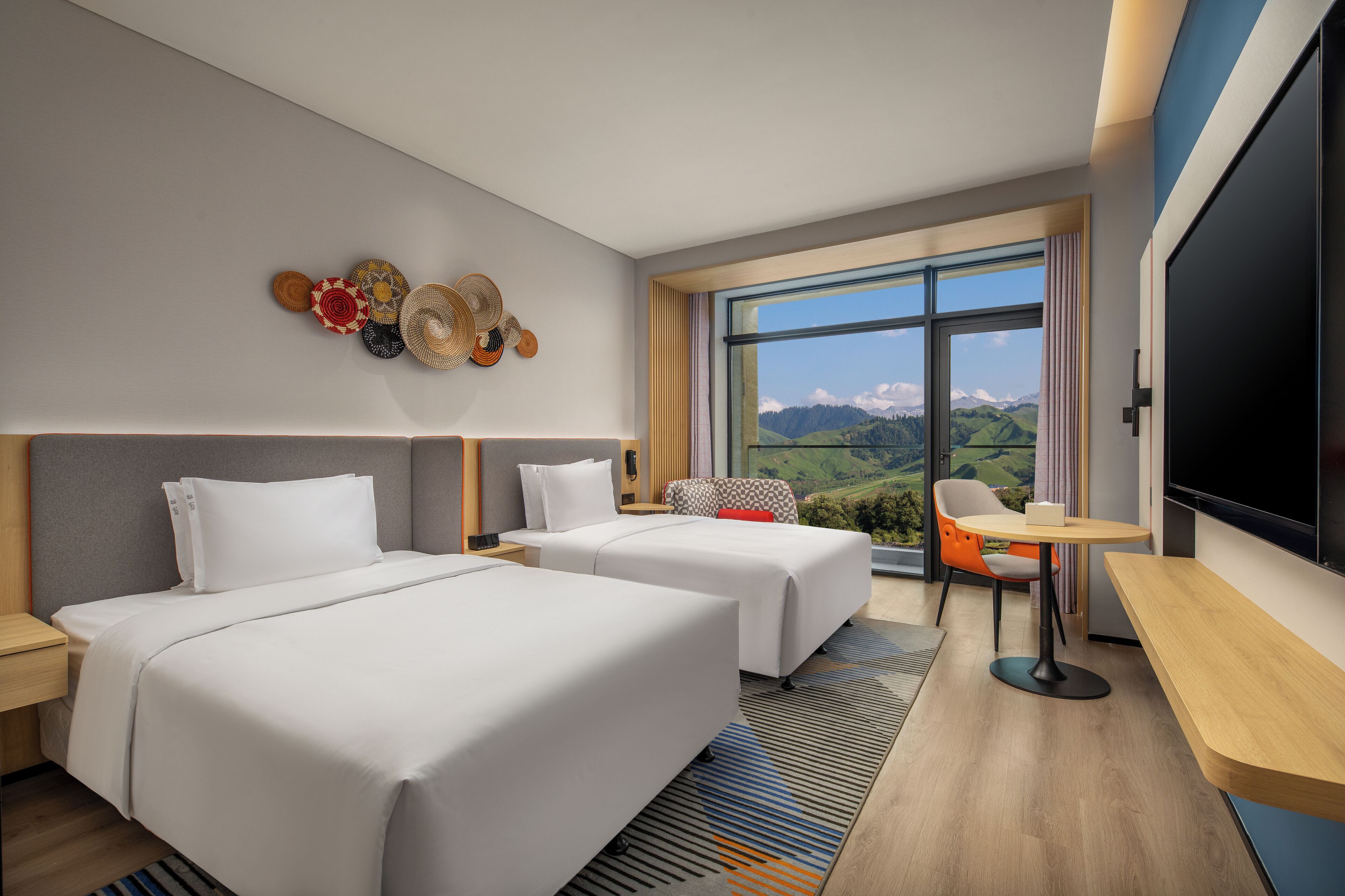 Habitación estándar, 2 camas matrimoniales, balcón (Grassland View) | Vista a la montaña