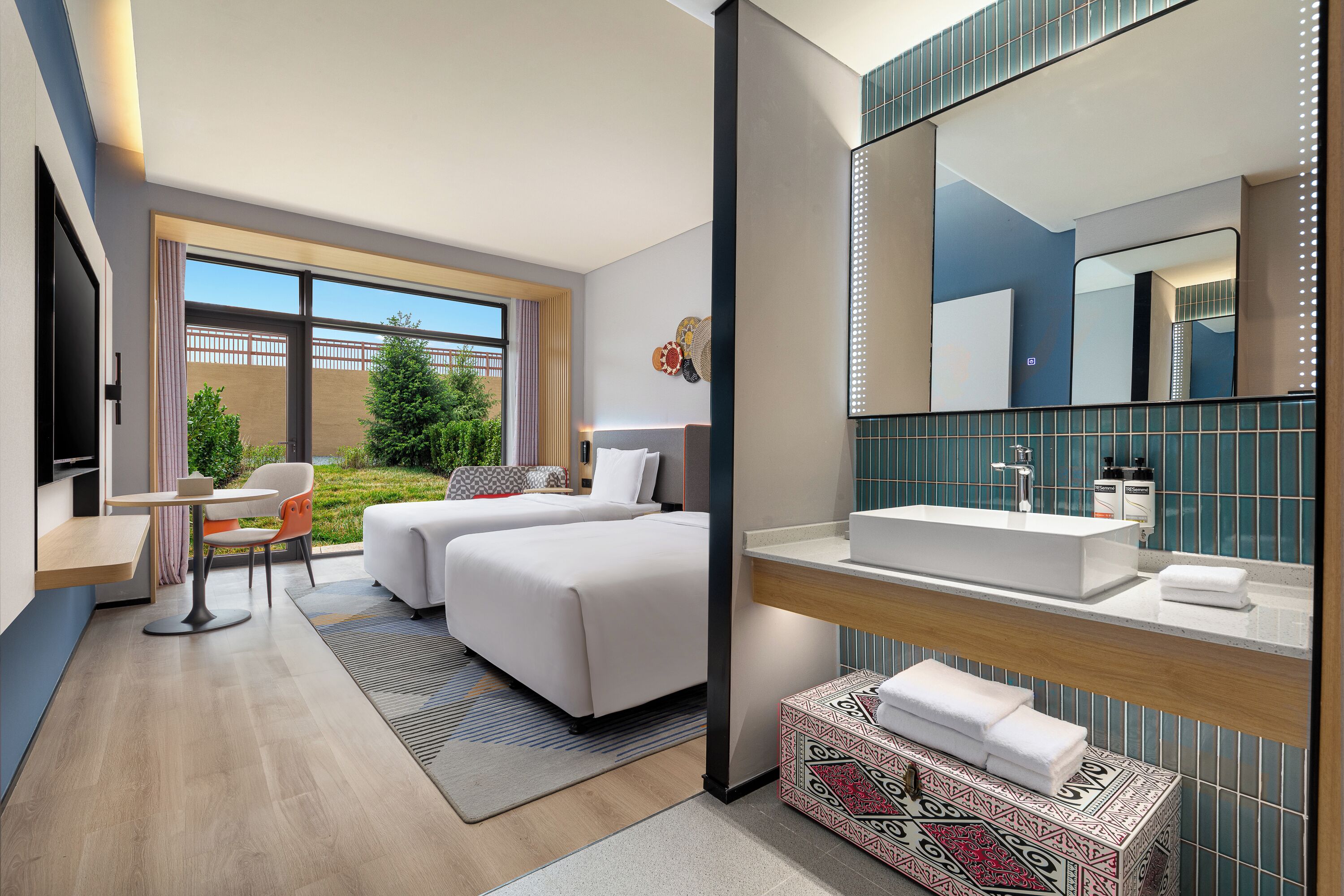 Habitación estándar, 2 camas matrimoniales, balcón | Vista al patio