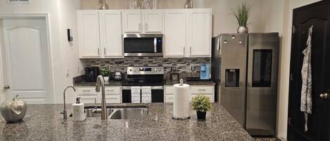 Micro-ondes, four, plaque de cuisson, lave-vaisselle