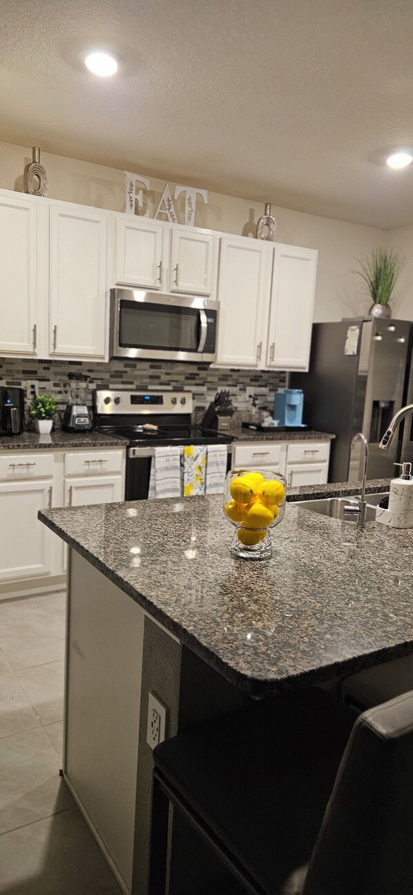 Microwave, oven, stovetop, dishwasher - Enjoy a family house close to themes parks and large convenience Stores and Mall (Lakeland)