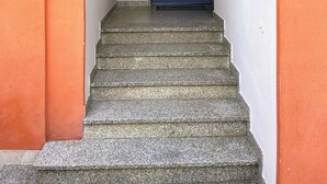 A staircase leading to a dark blue door with a number 8 sign above it. - Blue Apartment - Verona & Lake (San Vito Al Mantico)