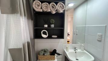 Sèche-cheveux, serviettes fournies, papier toilette