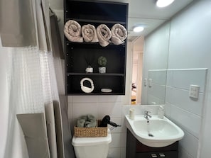 Sèche-cheveux, serviettes fournies, papier toilette
