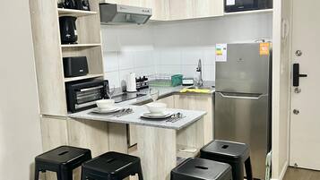 Refrigerador, microondas, horno y tetera eléctrica