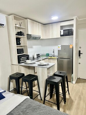 Réfrigérateur, micro-ondes, four, bouilloire électrique