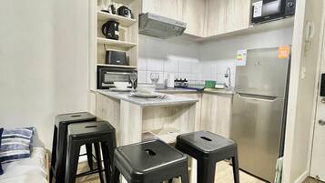 Refrigerador, microondas, horno y tetera eléctrica