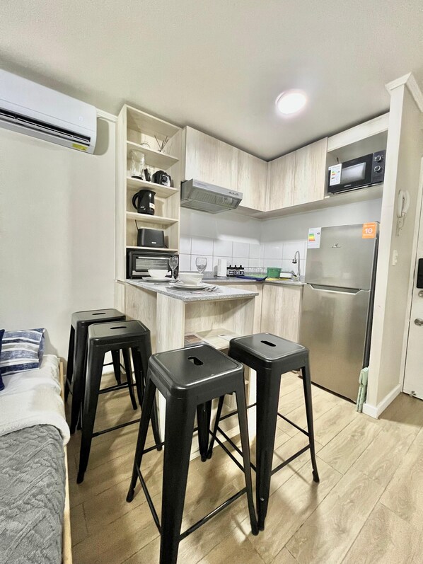 Réfrigérateur, micro-ondes, four, bouilloire électrique