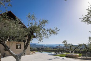 Una piscina al aire libre