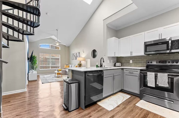 Réfrigérateur, micro-ondes, four, plaque de cuisson