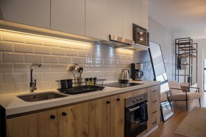 Apartment (605) | Private kitchen | Fridge, microwave, oven, stovetop - Pendragon by Wynwood House (Lima)