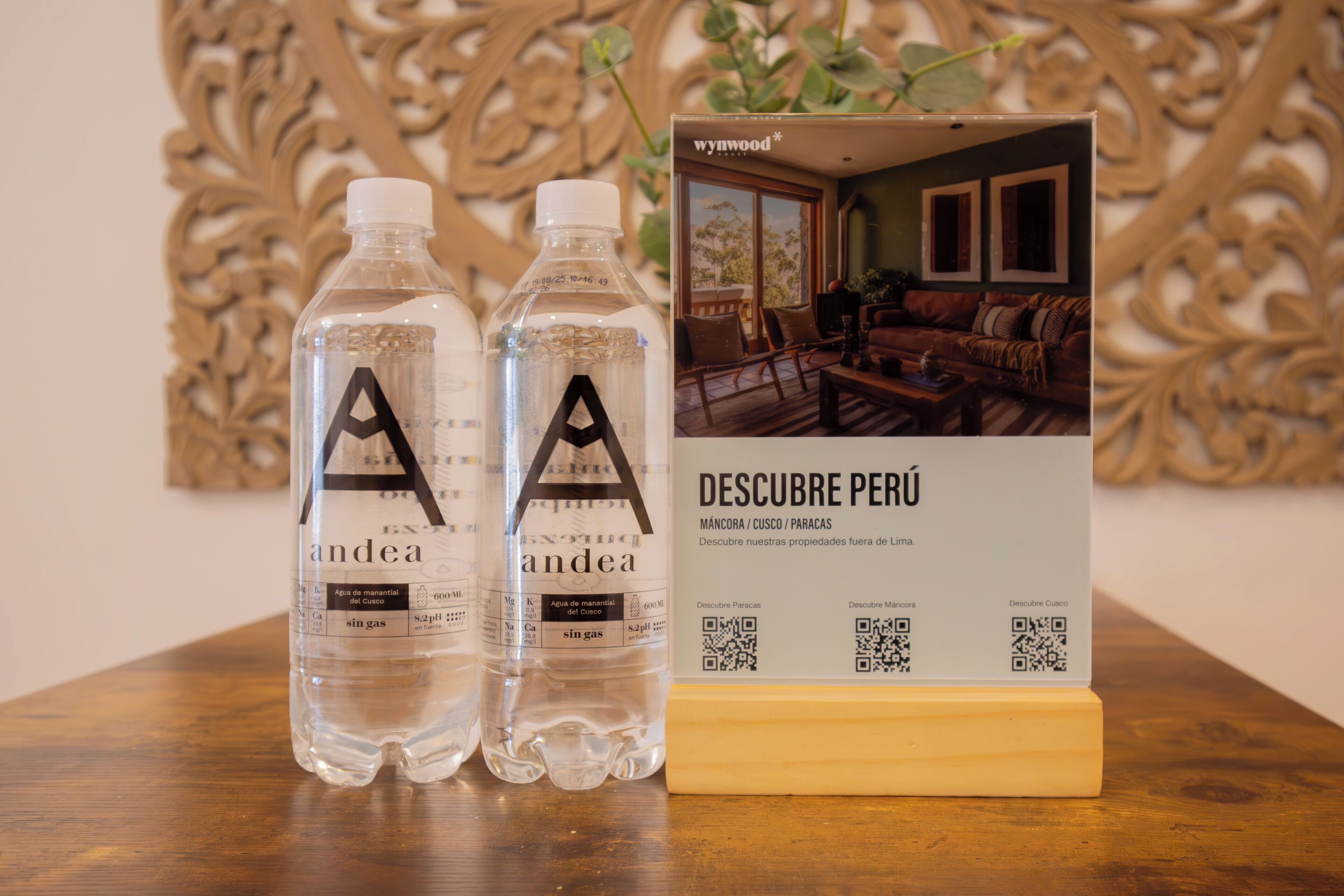 Två flaskor vatten med etiketten ”andea” och en broschyr för ”DESCUBRE PERÚ” med QR-koder.