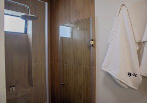 Apartment (605) | Bathroom | Shower, hair dryer, towels, soap - Pendragon by Wynwood House (Lima)