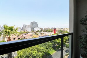 Apartment (703) | Balcony - Pendragon by Wynwood House (Lima)