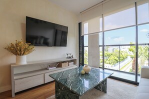 Apartamento (703) | Sala de estar | Una televisión de pantalla plana