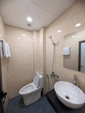Un baño moderno con inodoro, bidé y lavamanos.