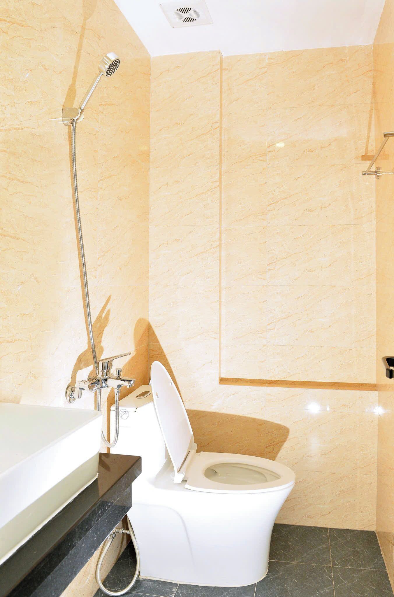 Ein Badezimmer mit Toilette, Dusche und Badewanne.