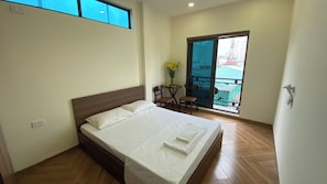Minibar, desk, soundproofing, free WiFi - Era Apartment 158 Nguyen Khanh Toan (Hanoi)