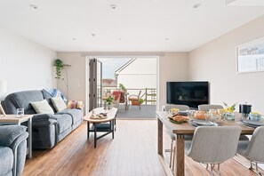 Dining - Peaceful harbour view + parking (Falmouth)