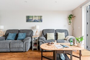 TV - Peaceful harbour view + parking (Falmouth)