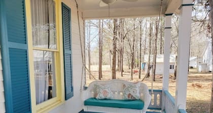 Charming 1 bedroom house in relaxing Shelbyville close to Toledo Bend Lake.