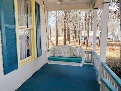 Charming 1 bedroom house in relaxing Shelbyville close to Toledo Bend Lake.