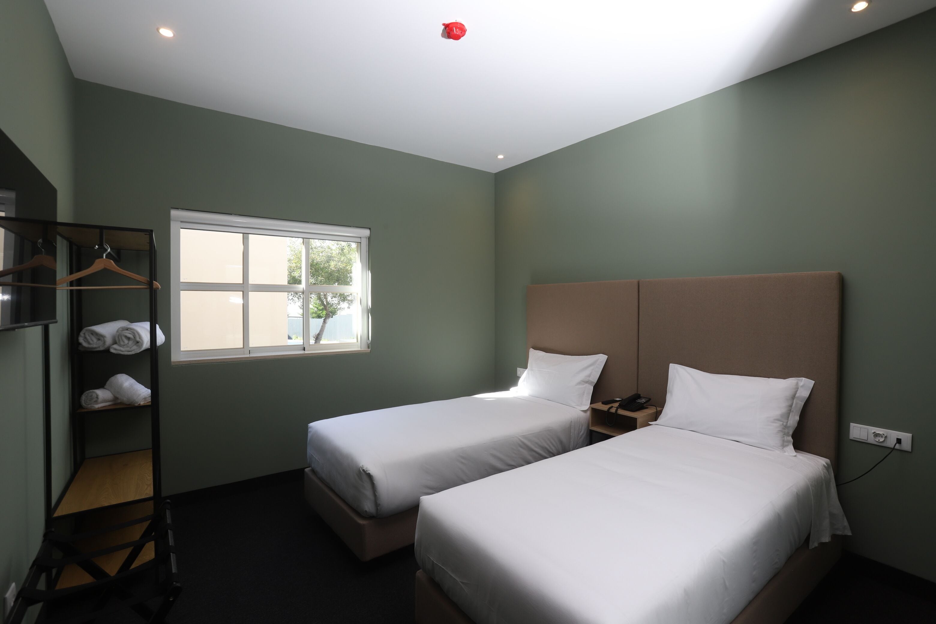 Eenvoudige driepersoonskamer | Een strijkplank/strijkijzer, gratis wifi, beddengoed