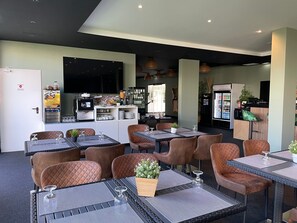 Daily cooked-to-order breakfast (EUR 8 per person) - Albufeira Lounge Hotel (Albufeira)