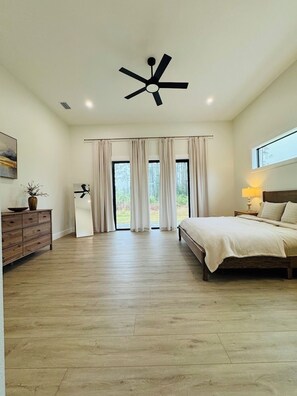 3 slaapkamers, een kluis op de kamer, een bureau