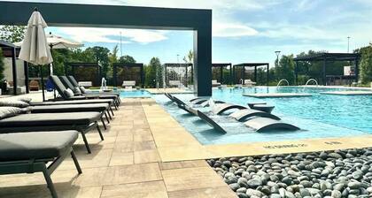 Charming 2-Bed Apt w-Huge Pool & Gym