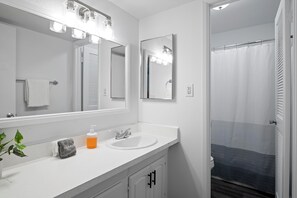 Secadora de cabello, toallas, jabón, papel de baño