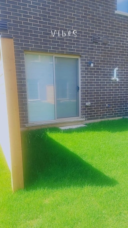 Exterior detail. Modern Suite Near Hamilton Airport
