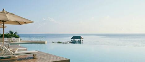 Inomhuspool och utomhuspool