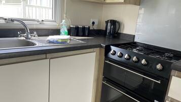 Cabin | Private kitchen | Fridge, microwave, oven, stovetop