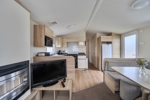 Caravan 163 Sleeps up to 8 Guests