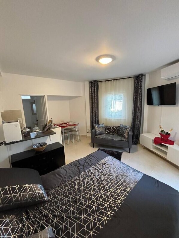 WiFi, bed sheets - Bentley - Studio noire (Sanary-sur-Mer)