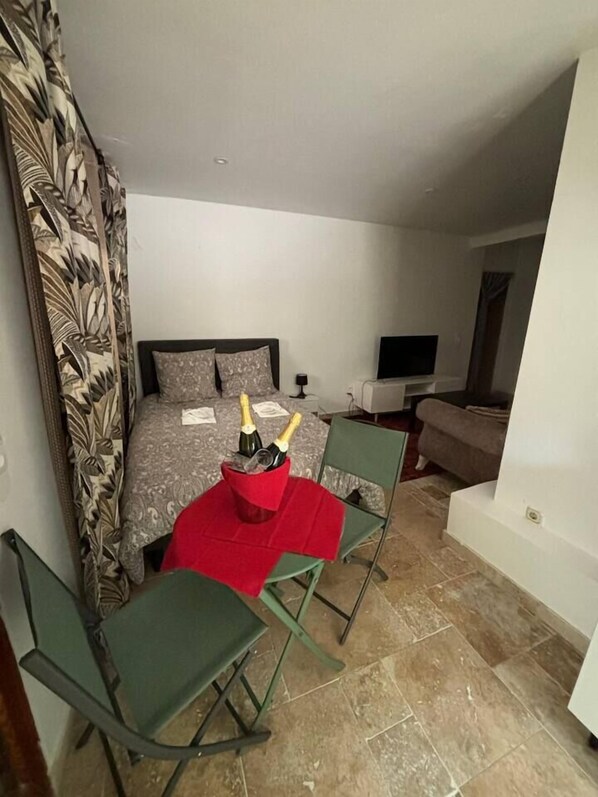 1 bedroom, WiFi, bed sheets - Mason - Loft Studio. (Sanary-sur-Mer)